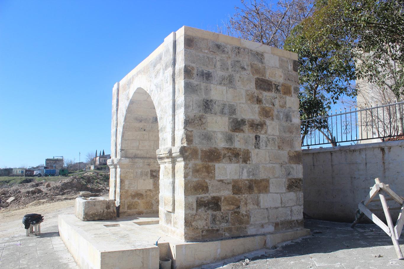 Hacı Hasan Çeşmesi yeni yerine taşındı Hacı Hasan Çeşmesi yeni yerine taşındı